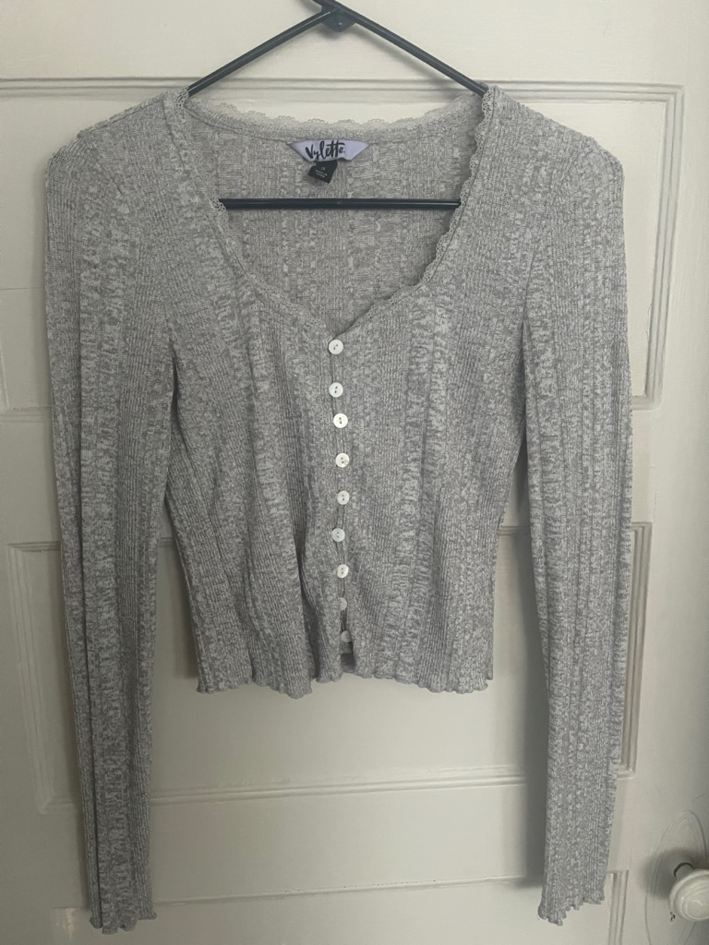 Voltte Gray Ribbed Button-Front Long Sleeve Tee - Picture 5 of 6